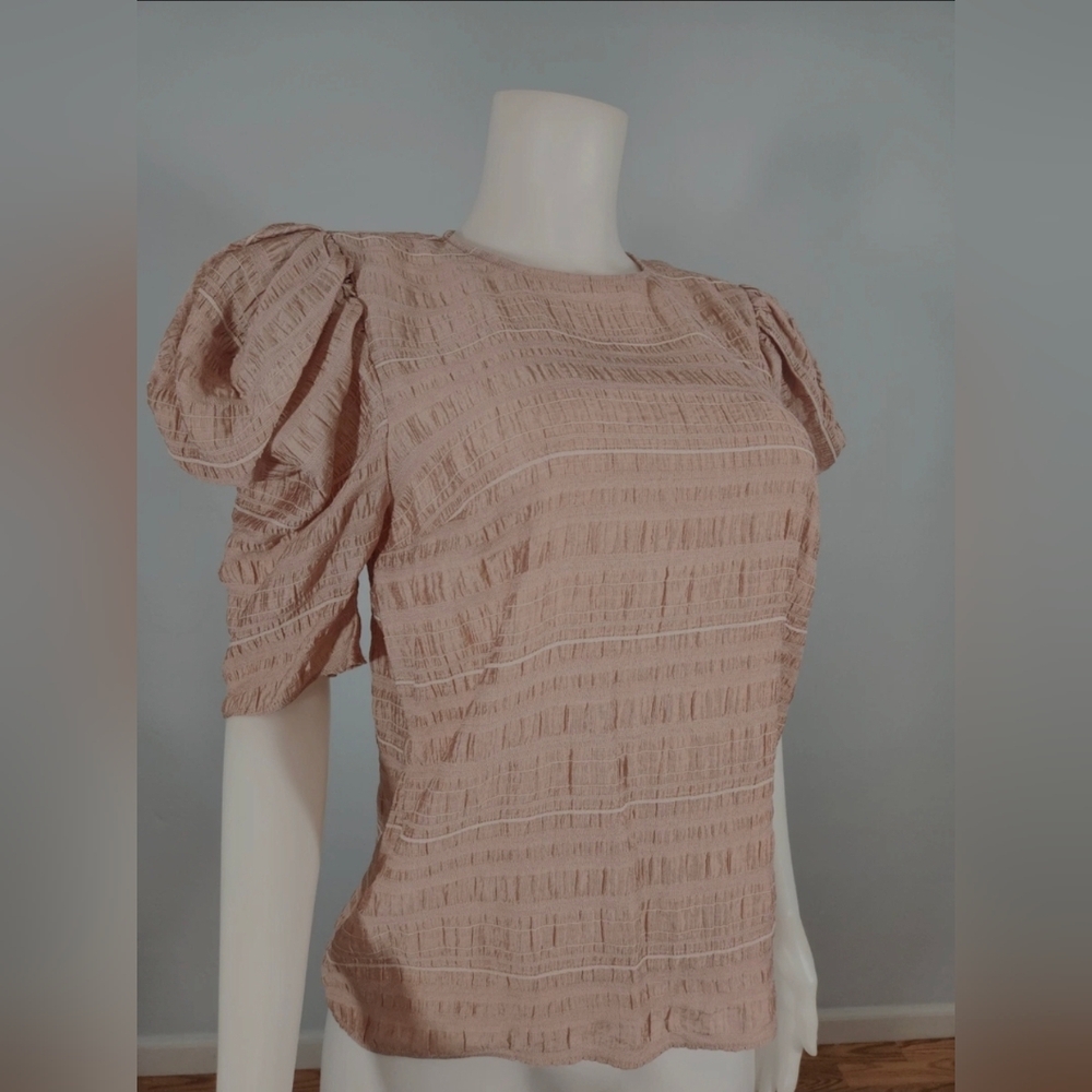 Express blush textured women's blouse with puff sleeves a keyhole back. Medium